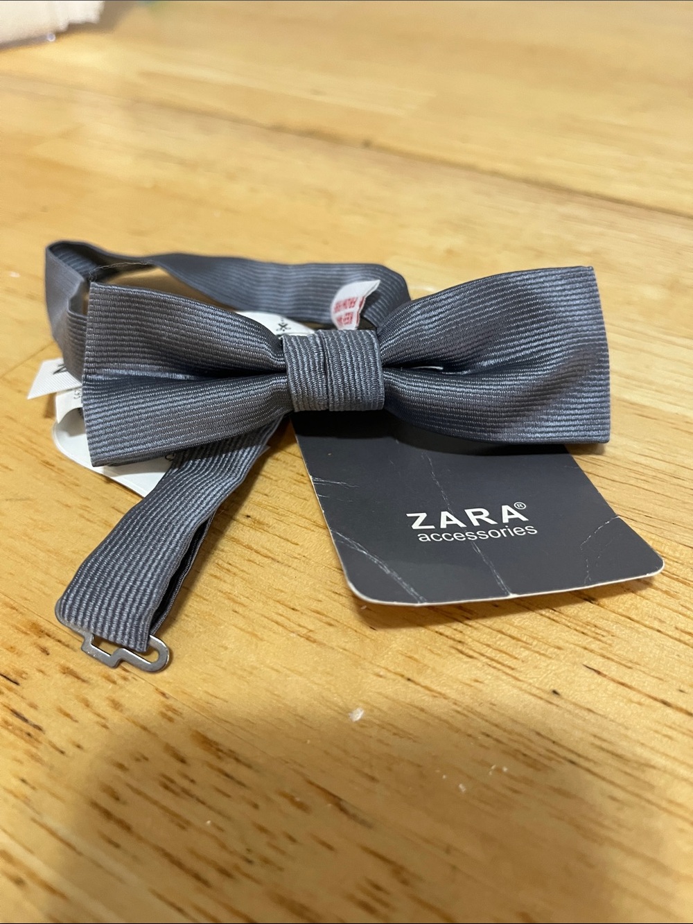 Zara Men's Ribbed Gray Pre-Tied Bow Tie